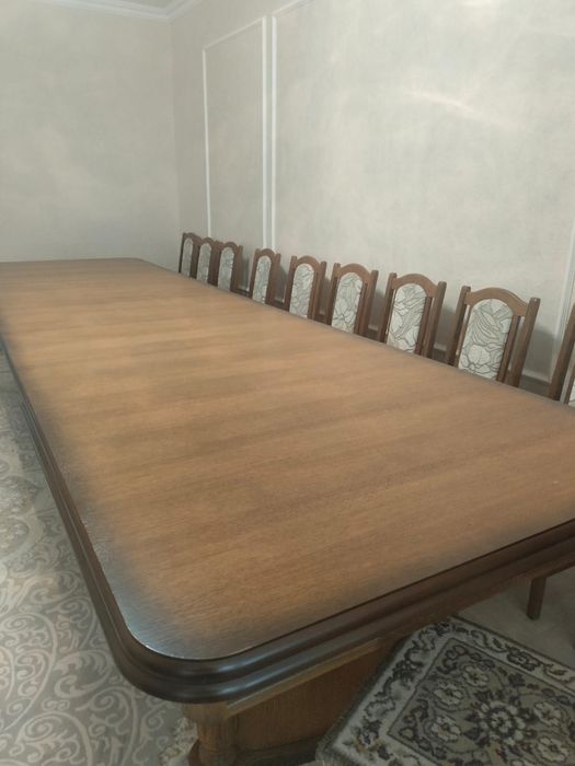 Большой дубовый стол со стульями
