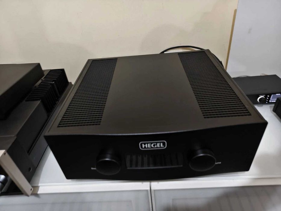 Интегриран усилвател Hegel H600 в ментова кутия
