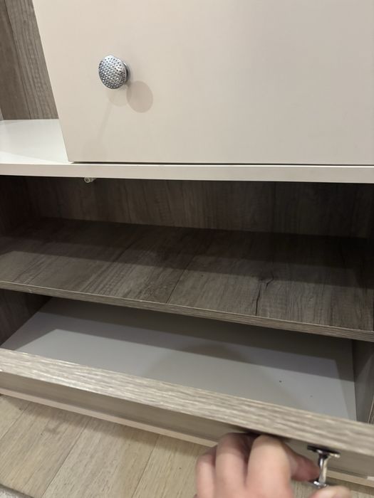 Продаю прихожую с зеркалом и ящиками