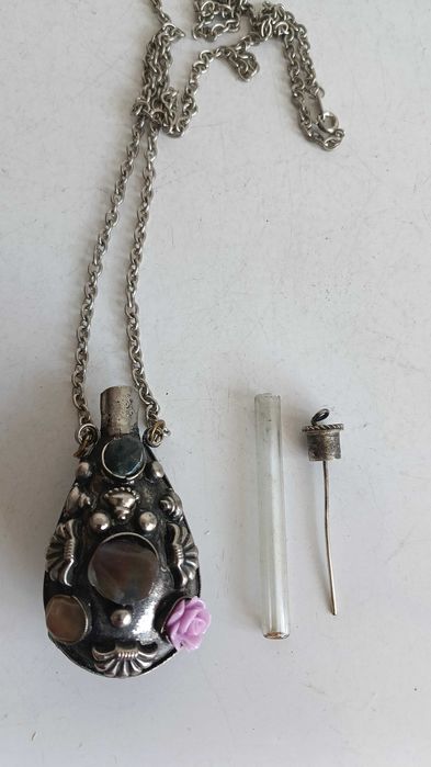 Старинно колие е флакон за парфюм  изработено от метал с декорация от камъни.