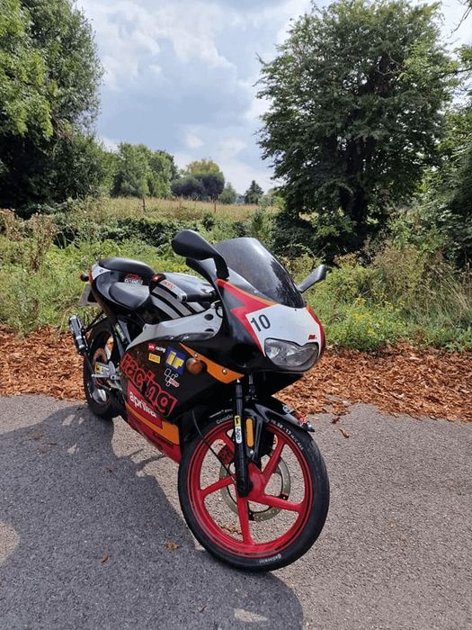 Aprilia rs 50 completa se vinde că defecta  (Nu a mai fost folosita de 2 ani)