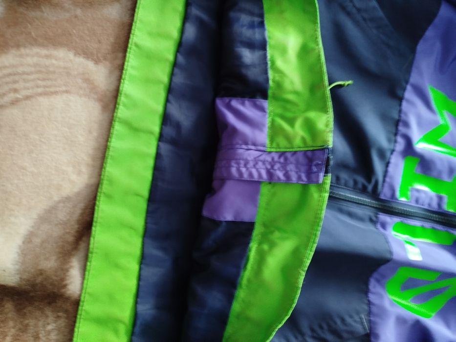 Продам ветровку.
