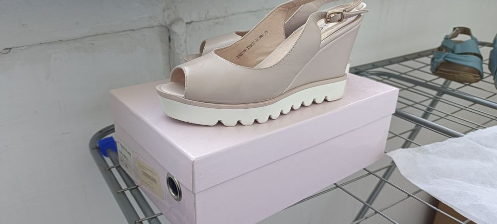 Продам босоножки женские кожаные.