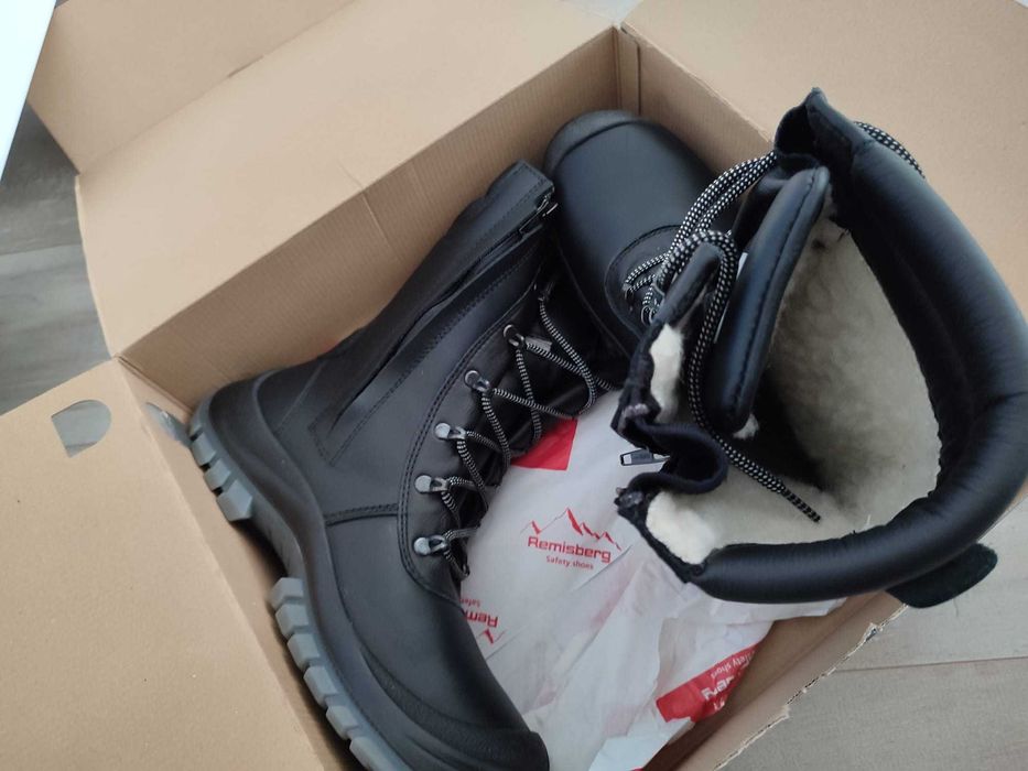 Bocanci noi , marimea 43