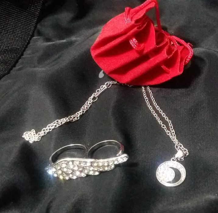 Двоен пръстен бокс стомана с крило и синджирче с висулка с камъчета