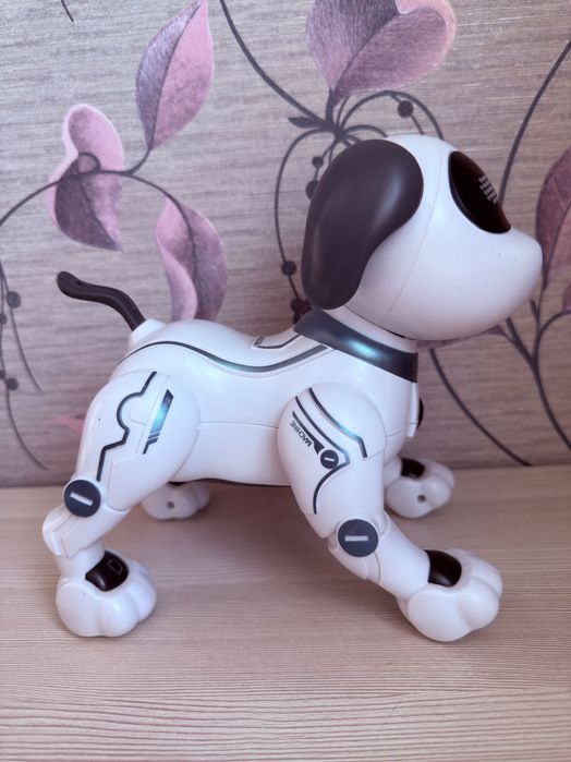 Собака робот на пульте управления