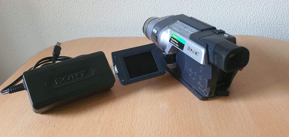 Vând cameră video digital  8 Sony DCR-TRV145E defectă