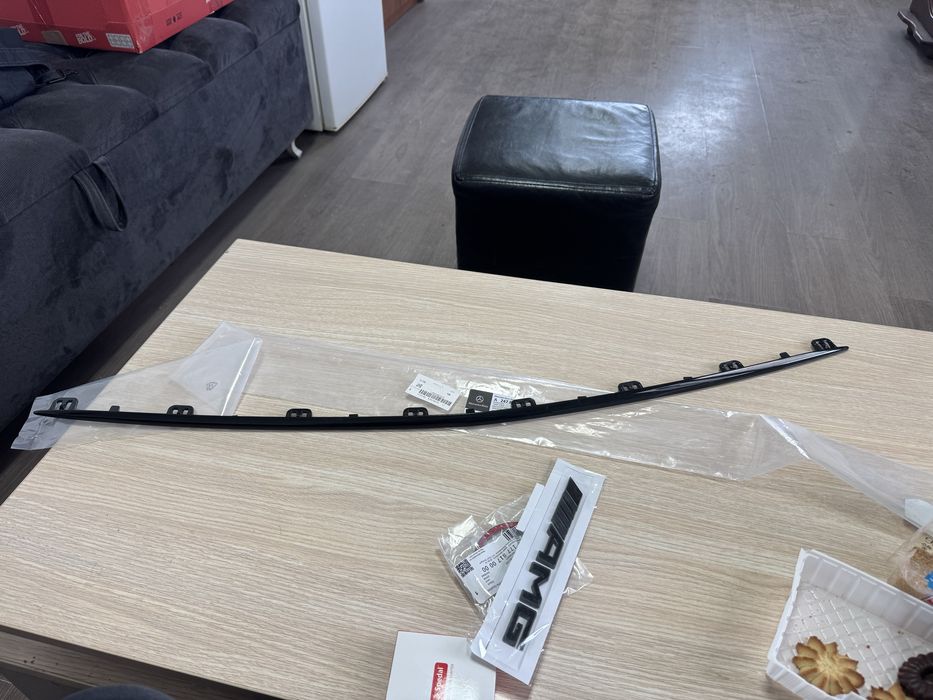 Лайстна предна броня червн гланц оргинална