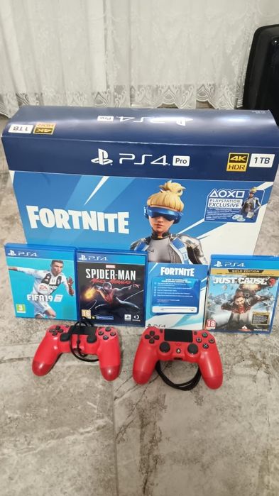 PS4 PRO. 1TB. 2 manete și jocuri./Fortnite