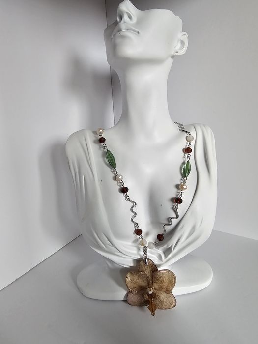 Нежно колие с естествен цвят на орхидея и епоксидна смола