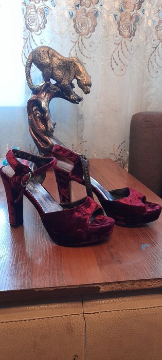Продам босоножки