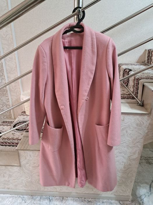 Красивое розовое осение пальто