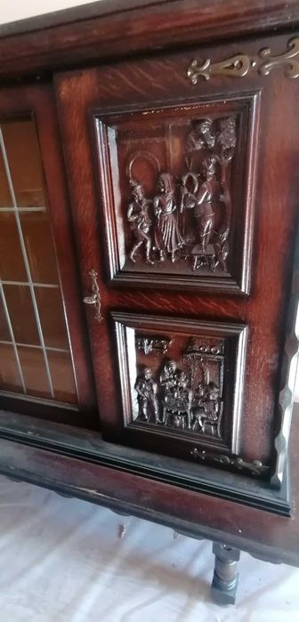 старинен шкаф с дърворезба