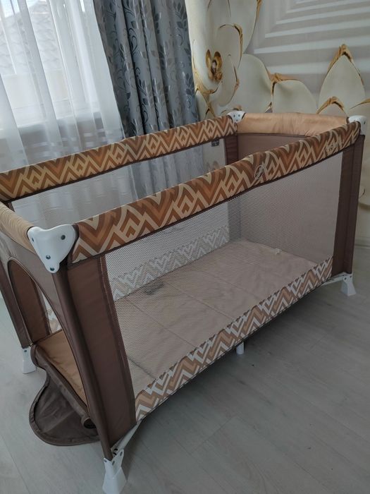 Нежно коричневый манеж