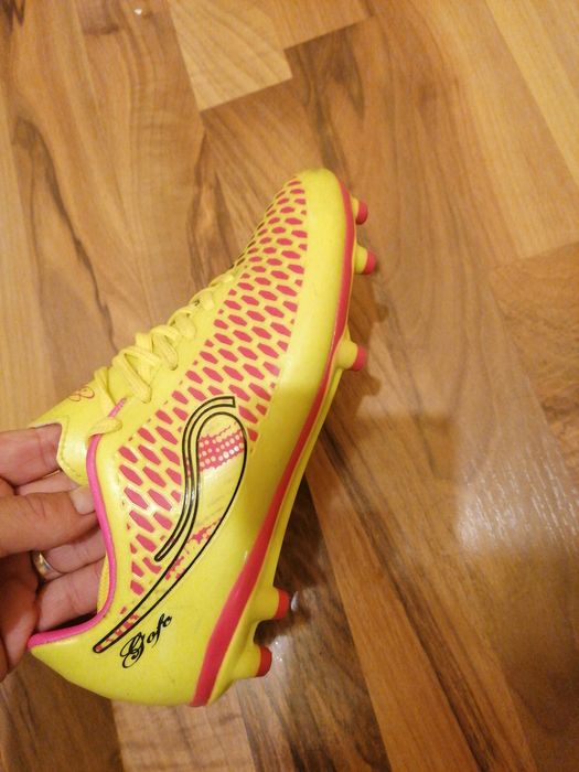 Бутонки за игра на футбол