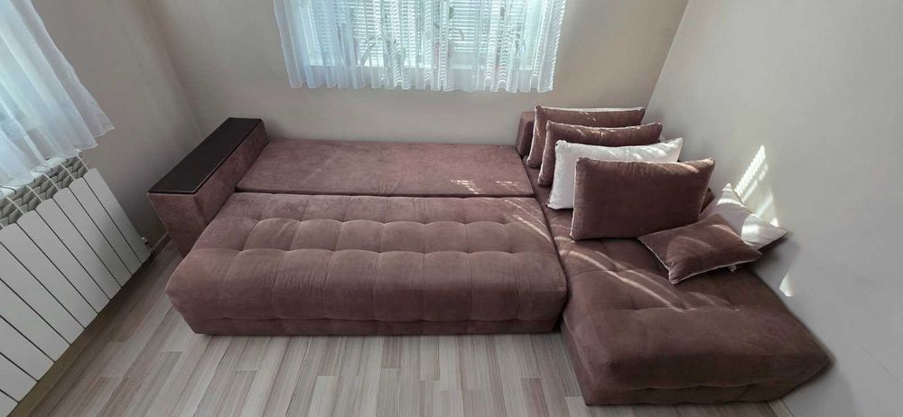 Продавам ъглов диван ползван съвсем малко . В отлично съатояние