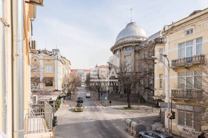 Тристаен, ексклузивен, обзаведен апартамент за продажба, представляващ