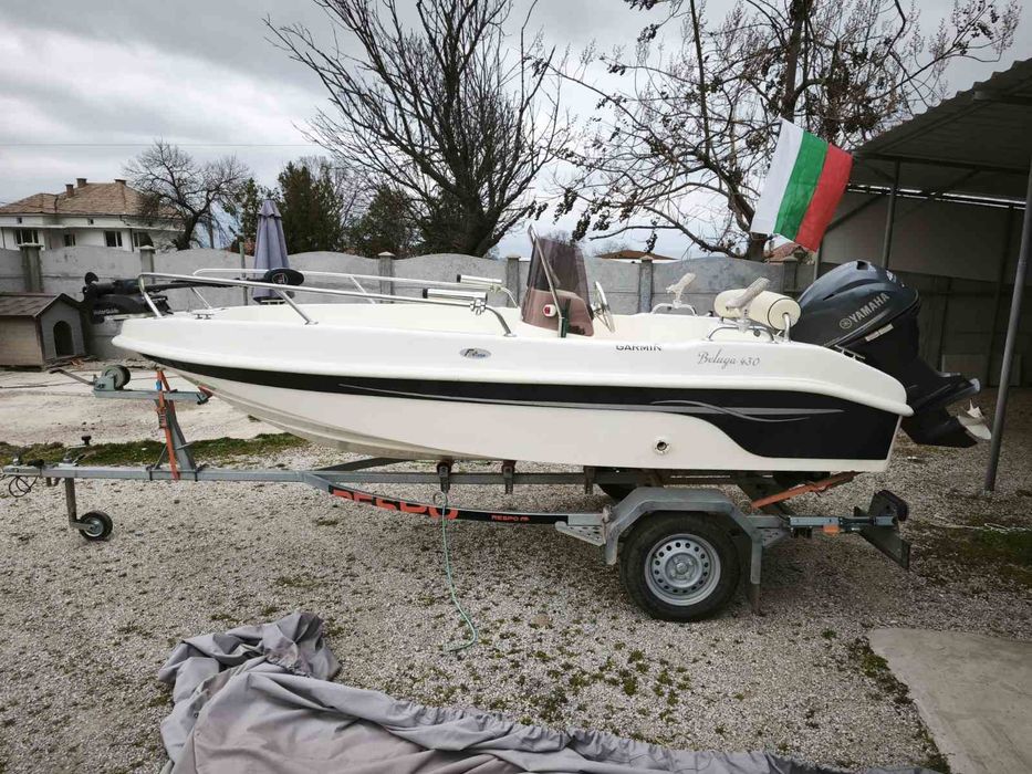 Лодка BELUGA 430 с двигател и Колесар напълно оборудванаа