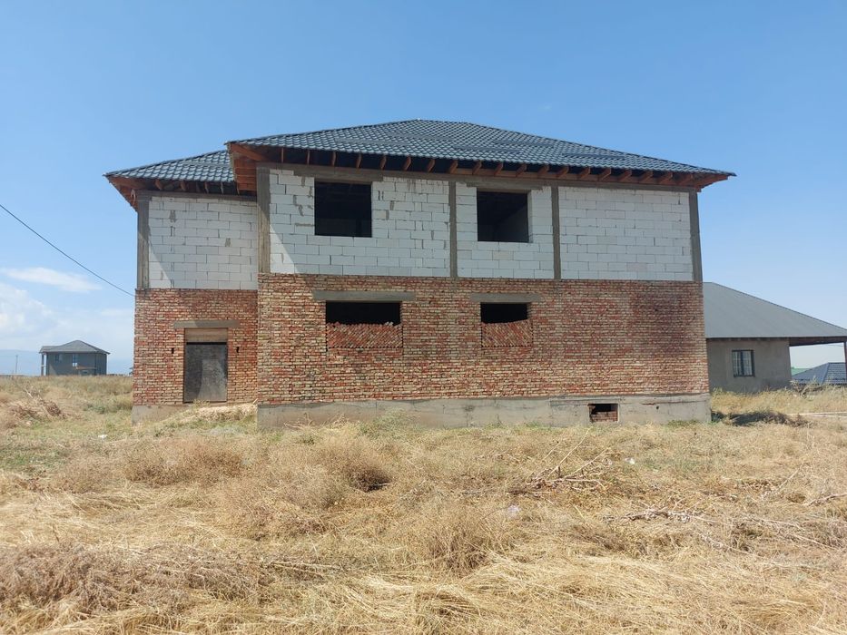 Не достроенный дом с участком