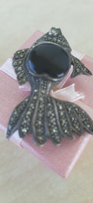 Brosa din argint 925 cu piatra Onix naturala si Marcasite 9gr 180 Lei