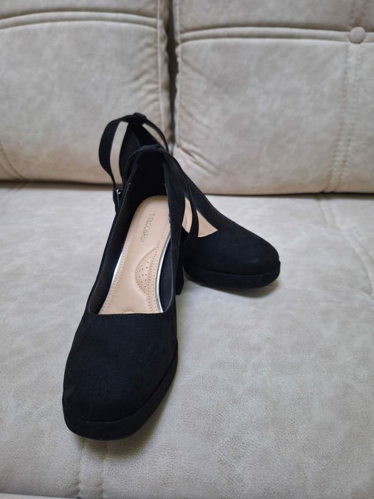 Продаю черные туфли