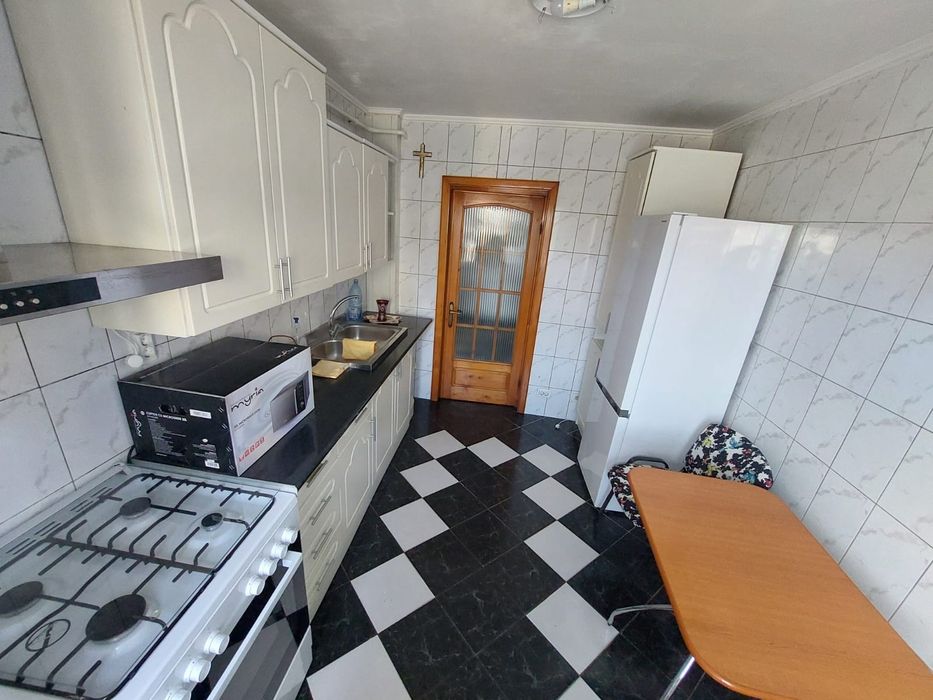 Închiriez apartament 3 camere
