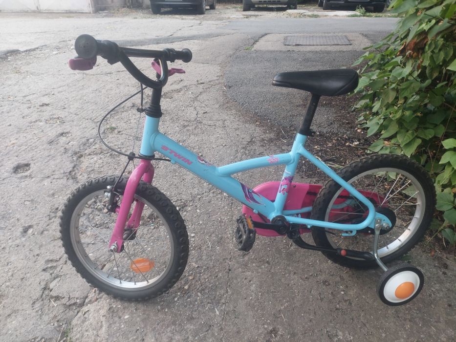 Bicicleta copii una cu pedale, cealalta fara pedale