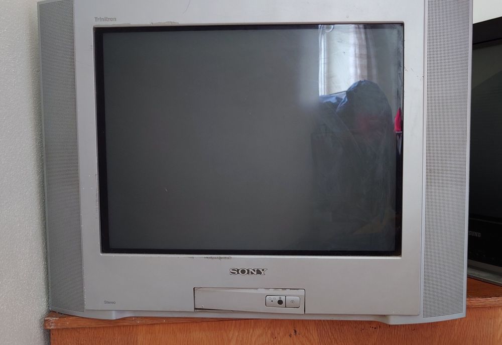 GRATUIT 2 televizoare color (SONY s-a dat)