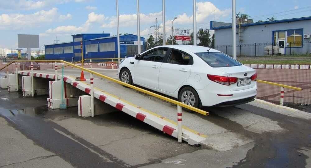 Русский  Инструктор  по автовождение.