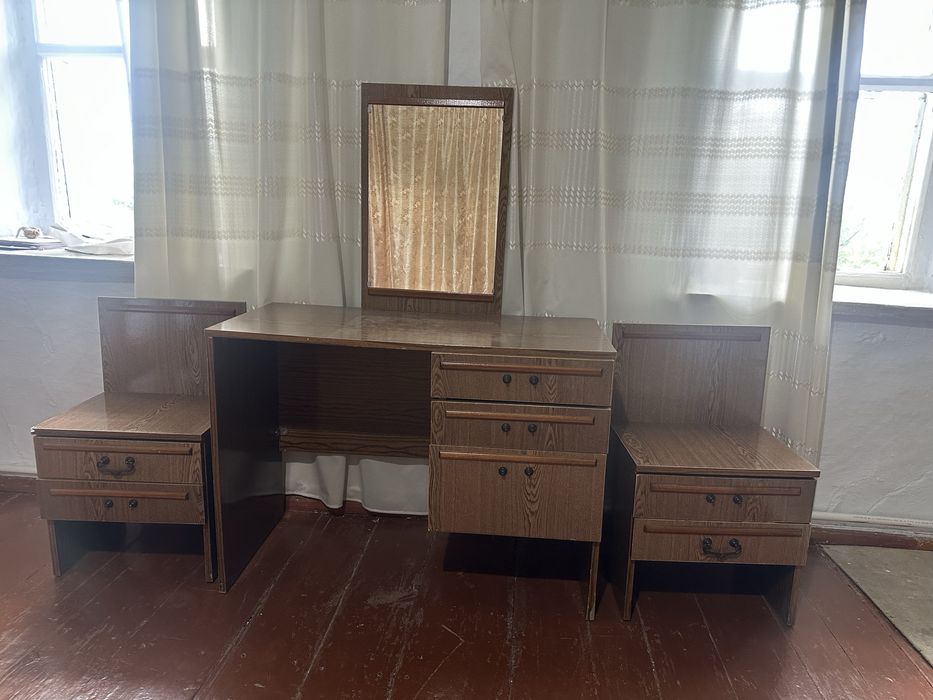 Продам шкаф со столиком и тумбами