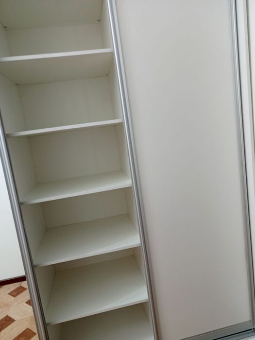 Продам шкаф -купе белого цвета
