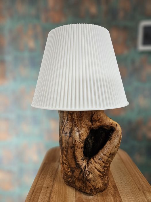 Veioză unicat din lemn natural
Transfo