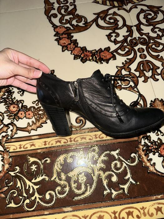 Стильные черные кожаные ботильоны