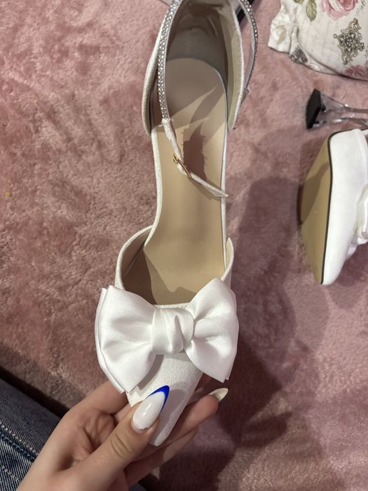 Бели токчета с панделка