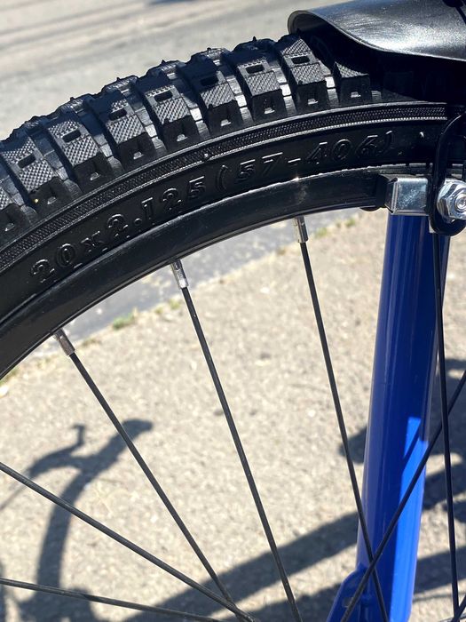 Bicicletă băieți 7-10 ani, 20”, cu roți ajutătoare,frâne, coș plastic