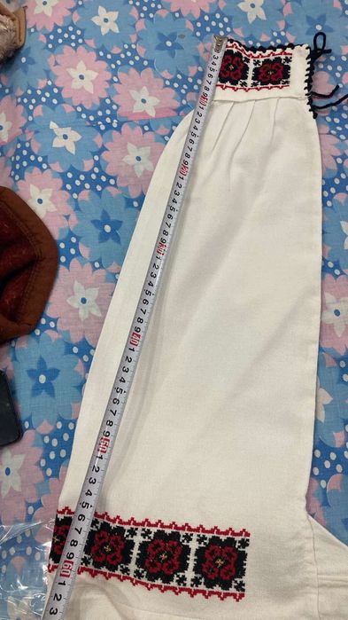 Cămașă tradițională cu model cusut manual pe pânză