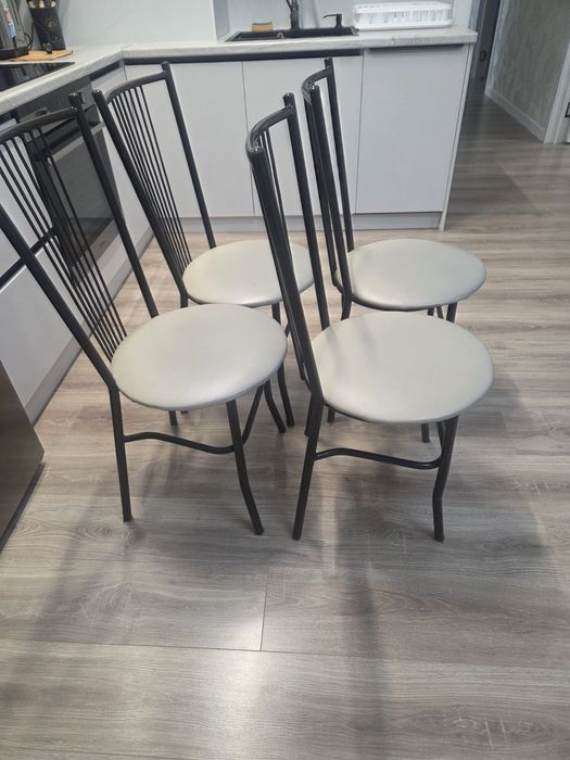 Стулья продаётся 4шт