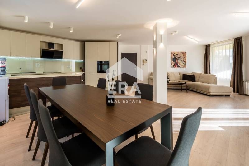 Двуетажна обзаведена къща за продажба, с голям двор, гараж и барбекю,