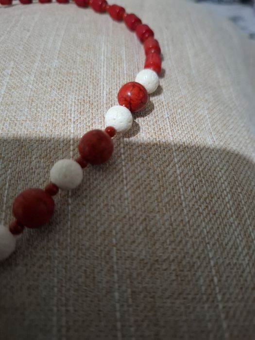 Colier coral rosu și alb cu un design ultramodern45 cm lungime