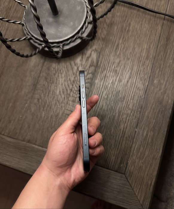 Продам Iphone 13