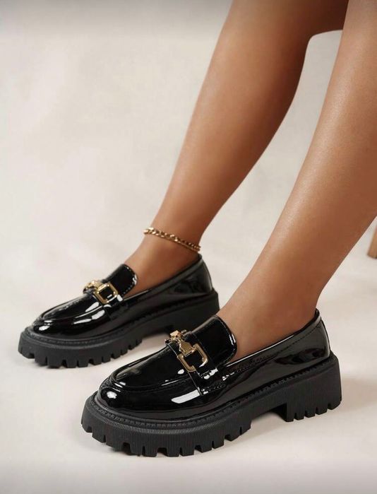 Елегантни черни лачени мокасини