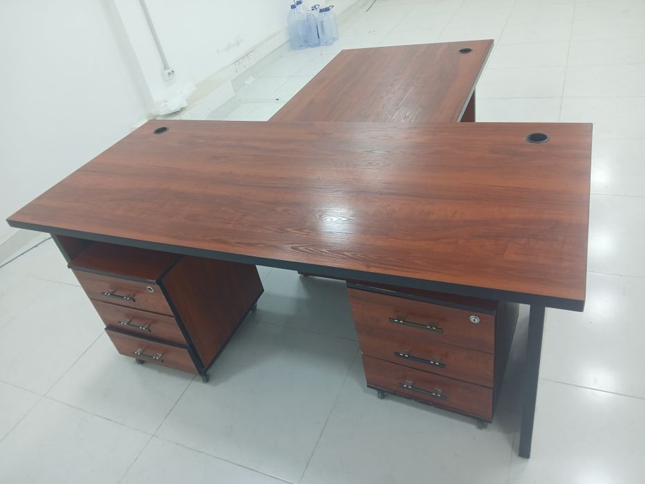 Офисный стол и тумбы