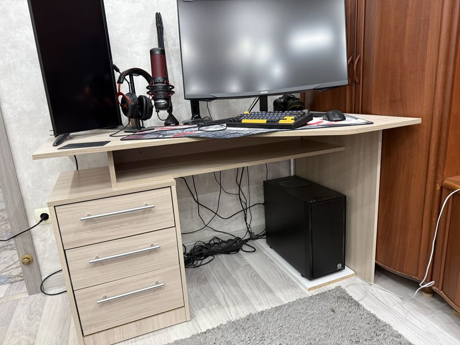 Продам компьютерный стол б/у