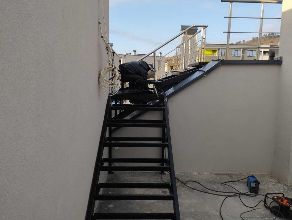 Метални парапети, огради, врати и стълби