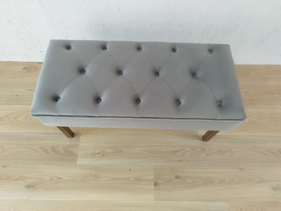 Vând bancuta din catifea gri, model cu nasturi, chesterfield