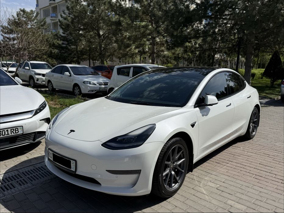 Продам Тесла 3 почти новая