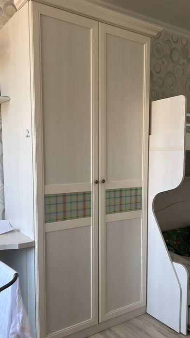 Шкаф и стол для спальни