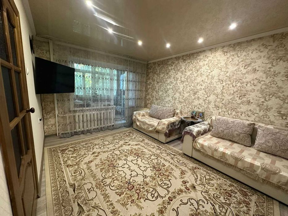 Раскладной диван, кресло и оттоманка.