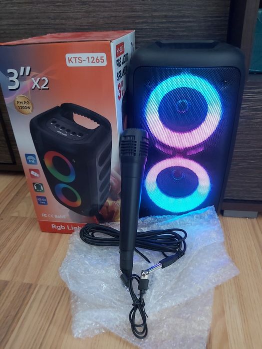 Vând boxa portabila cu lumini RGB  la cutie nouă