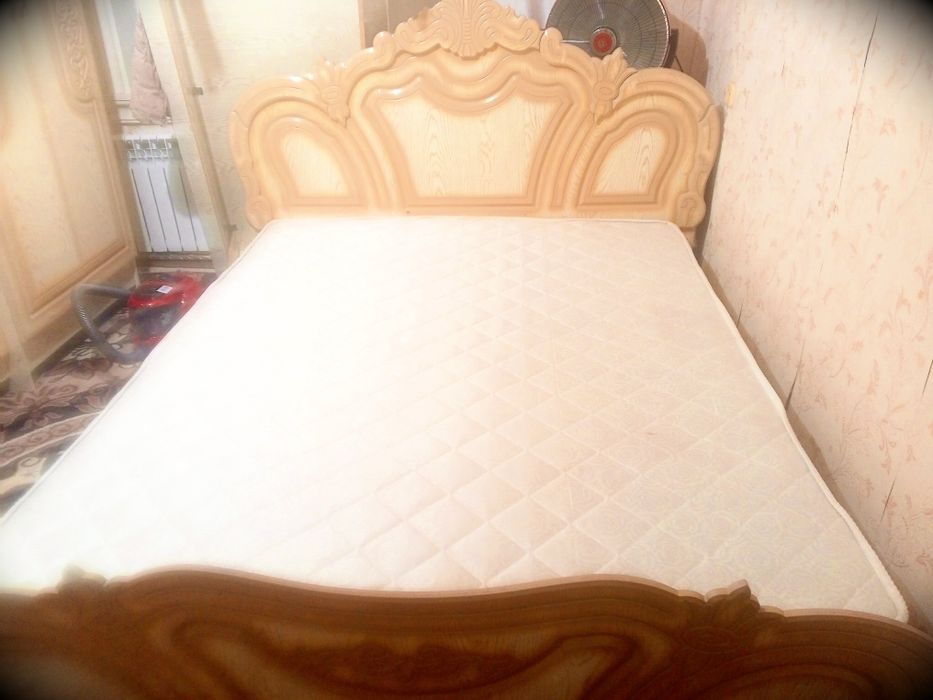 Спальный ва стенка сотилади.Холати яхши